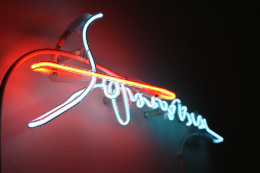 Filippo Centenari, Sopravvivere, 2018 Neon, 55 x 15 cm 